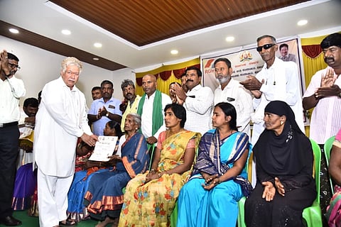 ಪಾಪಿನಾಯಕನಹಳ್ಳಿಯಲ್ಲಿ ಮಂಗಳವಾರ ಎಚ್.ಆರ್.ಗವಿಯಪ್ಪ ಫಲಾನುಭವಿಗಳಿಗೆ ಹಕ್ಕುಪತ್ರ ವಿತರಿಸಿದರು. ತಾಪಂ ಇಒ ಆಲಂ ಭಾಷ, ಸಿಡಿಪಿಒ ಸಿಂಧು ಅಂಗಡಿ, ವಸತಿ ನೂಡಲ್ ಅಧಿಕಾರಿ ಮಹೇಶ್, ಪಿಡಿಒ ಸಣ್ಣ ಬೀರಪ್ಪ ಇತರರಿದ್ದರು.