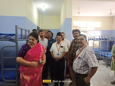 ಹೊಸಪೇಟೆಯ ನಗರದ ತಾಯಿ ಮತ್ತು ಮಕ್ಕಳ ಆಸ್ಪತ್ರೆ ಆವರಣದಲ್ಲಿನ ಡಾರ್ಮೆಟರಿಯನ್ನು ಜಿಲ್ಲಾಧಿಕಾರಿ ಕವಿತಾ ಎಸ್.ಮನ್ನಿಕೇರಿ ಆರೋಗ್ಯ ಇಲಾಖೆಗೆ ಹಸ್ತಾಂತರಿಸಿ, ಪರಿಶೀಲಿಸಿದರು. ಡಿಎಚ್‌ಒ ಡಾ.ಎಲ್.ಆರ್.ಶಂಕರ್ ನಾಯ್ಕ, ಜಿಲ್ಲಾ ಆರ್.ಸಿ.ಎಚ್. ಅಧಿಕಾರಿ ಡಾ.ಜಂಬಯ್ಯ ಇತರರಿದ್ದರು.