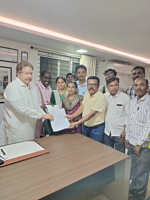 ಕನ್ನಡ ವಿವಿಯ ಅತಿಥಿ ಉಪನ್ಯಾಸಕರು ಹಾಗೂ ತಾತ್ಕಾಲಿಕ ಆಡಳಿತ ಸಿಬ್ಬಂದಿ ಶಾಸಕರಾದ ಎಚ್.ಆರ್.ಗವಿಯಪ್ಪ, ಎನ್.ಟಿ.ಶ್ರೀನಿವಾಸ್ ಅವರಿಗೆ ಮನವಿ ಸಲ್ಲಿಸಿದರು. ಅತಿಥಿ ಉಪನ್ಯಾಸಕರಾದ ಡಾ.ತಿಮ್ಮಣ್ಣ ಭೀಮರಾಯ, ಡಾ.ಕೃಷ್ಣೆಗೌಡ, ಸಿದ್ರಾಮೇಶ್, ವಿರೂಪಾಕ್ಷಪ್ಪ ಇಟಗಿ, ತಾತ್ಕಾಲಿಕ ಆಡಳಿತ ಸಿಬ್ಬಂದಿಗಳಾದ ಡಾ.ಎ.ನಾಗವೇಣಿ, ಶ್ರೀನಿವಾಸ ಕೆ.ಕಲಾಲ್, ಜೆ.ಬಸವರಾಜ, ಜೆ.ಶಿವಕುಮಾರ, ಬಿ.ಗಂಗಾಧರ, ಮಹ್ಮದ್‌ಶಫಿ ಇತರರಿದ್ದರು.