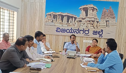 ಹೊಸಪೇಟೆ ಜಿಲ್ಲಾಧಿಕಾರಿಗಳ ಕಚೇರಿಯಲ್ಲಿ ಶುಕ್ರವಾರ ಜಿಲ್ಲಾ ಉಸ್ತುವಾರಿ ಕಾರ್ಯದರ್ಶಿ ಡಾ.ಕೆ.ಜಿ.ಜಗದೀಶ್ ಸಭೆ ನಡೆಸಿದರು. ಜಿಪಂ ಸಿಇಒ ನೋಂಗ್ಜಾಯ್ ಮಹಮದ್ ಅಲಿ ಅಕ್ರಂ ಷಾ, ಅಪರ ಜಿಲ್ಲಾಧಿಕಾರಿ ಈ.ಬಾಲಕೃಷ್ಣ, ಜಿಲ್ಲಾ ಪಂಚಾಯತ್ ಉಪಕಾರ್ಯದರ್ಶಿ ಕೆ.ತಿಮ್ಮಪ್ಪ, ಉಪವಿಭಾಗಾಧಿಕಾರಿ ಪಿ.ವಿವೇಕಾನಂದ, ಜಿಲ್ಲಾ ನಗರಾಭಿವೃದ್ಧಿ ಕೋಶದ ಯೋಜನಾ ನಿರ್ದೇಶಕ ಮನೋಹರ್, ಸಮಾಜ ಕಲ್ಯಾಣ ಇಲಾಖೆ ಉಪನಿರ್ದೇಶಕ ಎಂ.ವೈ.ಕಾಳೆ, ತಹಸೀಲ್ದಾರ್ ಶೃತಿ ಎಂ. ಮಾಳ್ಳಪ್ಪಗೌಡ್ರ್ ಇತರರಿದ್ದರು.