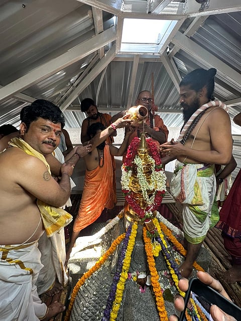 ಹೊಸಪೇಟೆ ಕಂಚುಗಾರಪೇಟೆಯಲ್ಲಿ ಭಾನುವಾರ ಕಾಳಿಕಾದೇವಿ ನೂತನ ದೇಗುಲದಲ್ಲಿ ಕಳಸಾರೋಹಣ ಜರುಗಿತು. ಕಳಸ ದೇಣಿಗೆ ನೀಡಿದ ಸಹೋದರರಾದ ಶಿಲ್ಪಿ ಕೆ.ಗುಂಡಾಚಾರ್ಯ, ಶ್ರೀನಿವಾಸ ಆಚಾರ್ಯ ಇತರರಿದ್ದರು.