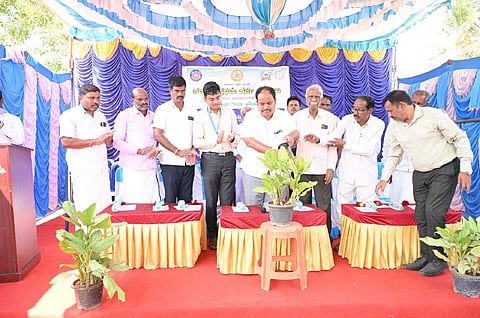 ಗುಂಡ್ಲುಪೇಟೆ ತಾಲೂಕಿನ ಬನ್ನಿತಾಳಪುರ ಗ್ರಾಮದ ಡೇರಿಯಲ್ಲಿ ನಿರ್ಮಿಸಿದ ಸಭಾಭವನವನ್ನು ಗಣೇಶ್ ಪ್ರಸಾದ್ ಉದ್ಘಾಟಿಸಿದರು. ಶೀಲಾಪುಟ್ಟರಂಗಶೆಟ್ಟಿ ನಂಜುಂಡಸ್ವಾಮಿ, ಎಚ್.ಎಸ್.ನಂಜುಂಡಪ್ರಸಾದ್, ಎಂ.ಪಿ.ಸುನಿಲ್, ಕೆ.ರಾಜಕುಮಾರ್, ಚಂದ್ರಶೇಖರ್,  ಕುಮಾರಸ್ವಾಮಿ ಇದ್ದರು.