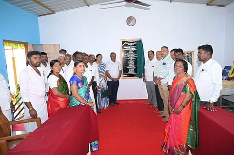 ಗುಂಡ್ಲುಪೇಟೆ ತಾಲೂಕಿನ ಮಳವಳ್ಳಿ ಗ್ರಾಮದಲ್ಲಿ ಆಯೋಜಿಸಿದ್ದ ಕಾರ್ಯಕ್ರಮವನ್ನು ಗಣೇಶ್ ಪ್ರಸಾದ್ ಉದ್ಘಾಟಿಸಿದರು. ಬಿ.ಕುಮಾರಸ್ವಾಮಿ, ಡಾ.ಮಹಮದ್ ಸೌಗರ್, ಎಚ್.ಎಸ್.ನಂಜುಂಡಪ್ರಸಾದ್, ಪಿ.ಚನ್ನಪ್ಪ, ಮಹೇಶ್, ಮಾದಪ್ಪ, ಗೌಡಿಕೆ ಮಾಧು, ಮಹದೇವಪ್ಪ, ಬಸವಯ್ಯ ಇದ್ದರು.