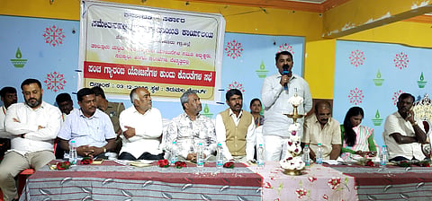 ಹೊಸಕೋಟೆ ತಾಲೂಕಿನ ಸಮೇತನಹಳ್ಳಿ ಗ್ರಾಪಂ ವ್ಯಾಪ್ತಿಯ ಗ್ಯಾರಂಟಿ ಯೋಜನೆಗಳ ಕುಂದುಕೊರತೆ ಸಭೆಯಲ್ಲಿ ಗ್ರಾಪಂ ಅಧ್ಯಕ್ಷ ಕಾಂತರಾಜ್​ ಮಾತನಾಡಿದರು. ಗ್ಯಾರಂಟಿ ಯೋಜನೆ ಅನುಷ್ಠಾನ ಸಮಿತಿ ತಾಲೂಕು ಅಧ್ಯಕ್ಷ ಬಚ್ಚೇಗೌಡ, ಜಿಲ್ಲಾ ಸಮಿತಿ ಸದಸ್ಯ ಹೇಮಣ್ಣ, ಸಮಿತಿ ಸದಸ್ಯರಾದ ಅಮ್ಜದ್​ ಬೇಗ್​, ಮಂಜುನಾಥ್​, ಬೇಟೇಗೌಡ, ಲಕ್ಷಿ$್ಮ ಇದ್ದರು.