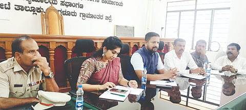 ಹೊಸಕೋಟೆಯ ತಾಲೂಕು ಕಚೇರಿಯಲ್ಲಿ ಹಮ್ಮಿಕೊಂಡಿದ್ದ ಸಭೆಯಲ್ಲಿ ಶಾಸಕ ಶರತ್​ ಬಚ್ಚೇಗೌಡ, ತಹಸೀಲ್ದಾರ್​ ಶೀತಲ್​, ತಾಪಂ ಇಒ ಮುನಿಯಪ್ಪ, ಡಿವೈಎಸ್​ಪಿ ಮಲ್ಲೇಶ್​, ನಗರಸಭೆ ಆಯುಕ್ತ ನೀಲಾಲೋಚನ ಪ್ರಭು ಇದ್ದರು. 