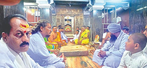 ಹುಲಿಗಿಯ ಶ್ರೀ ಹುಲಿಗೆಮ್ಮ ದೇವಿ ಜಾತ್ರಾ ಮಹೋತ್ಸವ ಅಂಗವಾಗಿ ಶನಿವಾರ ಶ್ರೀಮಾತೆಗೆ ಪೂಜೆ ಸಲ್ಲಿಸಿ ಸಂಪ್ರದಾಯದಂತೆ ಕಂಕಣ ಧಾರಣೆ ಕಾರ್ಯಕ್ರಮ ನೆರವೇರಿಸಲಾಯಿತು.