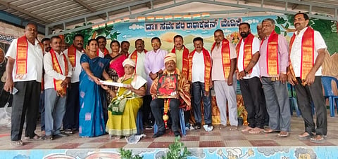 ಅರಿಶಿಣ ಗುಟ್ಟದ ಶ್ರೀ ಚೌಡೇಶ್ವರಮ್ಮ ದೇವಾಲಯದಲ್ಲಿ ಹಮ್ಮಿಕೊಂಡಿದ್ದ ವಾರ್ಷಿಕೋತ್ಸವದಲ್ಲಿ ನಾಟಿ ವೈದ್ಯ ಹಳೇಊರು ಚಿಕ್ಕನಾಗಪ್ಪ, ಬೇಡಚಿಕ್ಕನಹಳ್ಳಿಯ ಚಿತ್ರಗಾರ್​ ಶ್ರೀನಿವಾಸರಾಜು, ಜಂಗಮಕೋಟೆಯ ಶಿಲ್ಪಿ ಮುನಿಯಪ್ಪ, ಪೂಜಾರಿ ಮುನಿಯಪ್ಪ ಇತರರಿದ್ದರು.