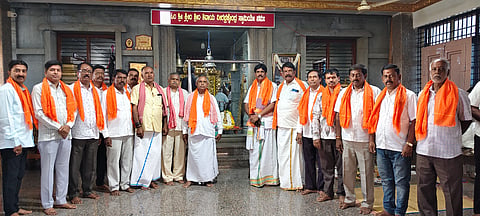 ಹೊಸಕೋಟೆ ತಾಲೂಕಿನ ನಂದಗುಡಿಯ ಶ್ರೀಮದ್​ ವಿರಾಟ್​ ಶ್ರೀ ಪೋತುಲೂರು ವೀರಬ್ರಹ್ಮೇಂದ್ರಸ್ವಾಮಿ ಮಠದಲ್ಲಿ ಆಯೋಜಿಸಿದ್ದ ವೀರಬ್ರಹ್ಮೇಂದ್ರಸ್ವಾಮಿಯ 8ನೇ ಆರಾಧನೆ ಕಾರ್ಯಕ್ರಮದಲ್ಲಿ ಶ್ರೀವಿರಬ್ರಹ್ಮೇಂದ್ರ ಮಠ ಟ್ರಸ್ಟ್​ನ ಗೌರವಾಧ್ಯಕ್ಷ ತ್ಯಾಗರಾಜ ಆಚಾರಿ, ಅಧ್ಯಕ್ಷ ಬಾಲಸುಬ್ರಮಣ್ಯ ಆಚಾರಿ, ಕಾರ್ಯದರ್ಶಿ ಚಂದ್ರಚಾರಿ, ಖಜಾಂಚಿ ಮುನಿಶಾಮ ಆಚಾರಿ ಇತರರು ಇದ್ದರು. 