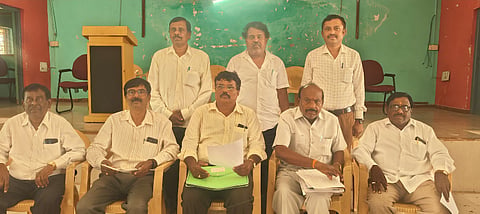 ನೆಲಮಂಗಲದ ಅಂಬೇಡ್ಕರ್​ ಭವನದಲ್ಲಿ ಆಯೋಜಿಸಿದ್ದ ಸುದ್ದಿಗೋಷ್ಠಿಯಲ್ಲಿ ರಾಜ್ಯ ಅರುಂಧತಿ ೇಮಾಭಿವೃದ್ಧಿ ಸಂದ ಅಧ್ಯಕ್ಷ ಕಾರೇಹಳ್ಳಿ ಹನುಮಂತರಾಯಪ್ಪ ಮಾತನಾಡಿದರು. ಸಂದ ಖಜಾಂಚಿ ಹನುಮಂತರಾಯಪ್ಪ, ಉಪಾಧ್ಯಕ್ಷ ಗಂಗರಾಮಯ್ಯ, ರಾಮಚಂದ್ರಮೂರ್ತಿ, ಸಹಕಾರ್ಯದರ್ಶಿ ಹನುಮಂತರಾಜು, ಚಿಕ್ಕಪೂಜಗಯ್ಯ, ಅರುಂಧತಿ ನೌಕರರ ೇಮಾಭಿವೃದ್ಧಿ ಸಂದ ಖಜಾಂಚಿ ಉಮೇಶ್​ ಇದ್ದರು. 