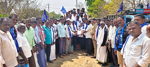 ಒಳ ಮೀಸಲಾತಿಯಲ್ಲಿ ಅನ್ಯಾಯ ಖಂಡಿಸಿ ಸರಗೂರು ತಾಲೂಕಿನ ಪಟ್ಟಣದ ತಹಸೀಲ್ದಾರ್ ಕಚೇರಿ ಮುಂಭಾಗ ಬಲಗೈ ಸಮುದಾಯ ಬೃಹತ್ ಪ್ರತಿಭಟನೆ ನಡೆಸಿತು. ಇಟ್ನ ರಾಜಣ್ಣ, ಅನುಷಾ ಕೋಟೆ, ಸರಗೂರು ಶಿವಣ್ಣ, ಗೋಪಾಲಸ್ವಾಮಿ, ಅಂಬೇಡ್ಕರ್ ಭವನ ಟ್ರಸ್ಟ್ ಸಣ್ಣಸ್ವಾಮಿ, ಟ್ರಸ್ಟ್ ಅಧ್ಯಕ್ಷ ನಾಗರಾಜು, ಮಹಾಸಭಾ ಉಪಾಧ್ಯಕ್ಷರಾದ ಬಿ.ಸಿ.ಶಿವಣ್ಣ, ಚಿನ್ನಣ್ಣ ಇತರರು ಇದ್ದರು.