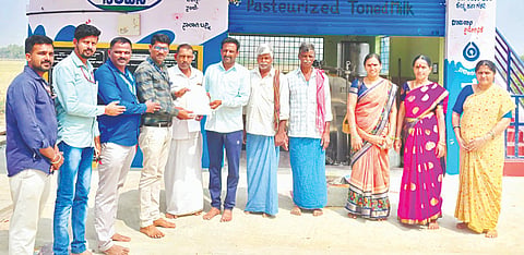 ಸರಗೂರು ತಾಲೂಕಿನ ಕೊತ್ತೇಗಾಲ ಗ್ರಾಮದಲ್ಲಿ ನಿರ್ಮಾಣಗೊಂಡಿರುವ ಹಾಲು ಉತ್ಪಾದಕರ ಸಹಕಾರ ಸಂಘದ ನೂತನ ಕಟ್ಟಡ ಮತ್ತು ಬಿಎಂಸಿ ಕೇಂದ್ರ ನಿರ್ಮಾಣಕ್ಕೆ ಧರ್ಮಸ್ಥಳದ ಧರ್ಮಾಧಿಕಾರಿ ಡಿ.ವೀರೇಂದ್ರ ಹೆಗ್ಗಡೆ ಅವರು ಮಂಜೂರು ಮಾಡಲಾದ ಪ್ರಥಮ ಹಂತದ 75 ಸಾವಿರ ರೂ. ಧನ ಸಹಾಯ ನೀಡಲಾಯಿತು.