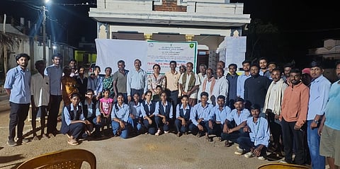 ಶಿಡ್ಲಟ್ಟ ತಾಲೂಕು ಕೆ.ಮುತ್ತುಕದಹಳ್ಳಿಯಲ್ಲಿ ಜಿಕೆವಿಕೆ ಕೃಷಿ ವಿಜ್ಞಾನ ಪದವಿ ವಿದ್ಯಾರ್ಥಿಗಳು ರೈತರಿಗೆ ಜೈವಿಕ ಗೊಬ್ಬರ ಬಳಕೆ ಕುರಿತು ಸಾಧಕ ಬಾಧಾಕಗಳ ಬಗ್ಗೆ ಚರ್ಚಿಸಿದರು.