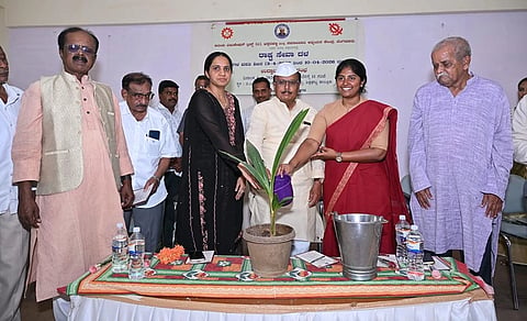 ಶಿಡ್ಲಘಟ್ಟ ತಾಲೂಕಿನ ಭಕ್ತರಹಳ್ಳಿಯ ಬಿಎಂವಿ ವಿದ್ಯಾಸಂಸ್ಥೆಯಲ್ಲಿ ರಾಷ್ಟ್ರ ಸೇವಾ ದಳದ 8 ದಿನಗಳ ವಸತಿ ಶಿಬಿರವನ್ನು ರಾಜ್ಯ ನೀತಿ ಮತ್ತು ಯೋಜನಾ ಆಯೋಗದ ಡೆಪ್ಯುಟಿ ಛೇರ್ಮನ್​, ಶಾಸಕ ಬಿ.ಆರ್​.ಪಾಟೀಲ್​, ತಹಸೀಲ್ದಾರ್​ ಗಗನಸಿಂಧು ಉದ್ಘಾಟಿಸಿದರು. ತಾಪಂ ಇಒ ಹೇಮಾವತಿ, ಕ್ಷೇತ್ರ ಶಿಕ್ಷಣಾಧಿಕಾರಿ ನರೇಂದ್ರ ಕುಮಾರ್​, ಬಿಎಂವಿ ವಿದ್ಯಾಸಂಸ್ಥೆ ಅಧ್ಯಕ್ಷ ಬಿ.ವಿ.ಮುನೇಗೌಡ, ಕಾರ್ಯದರ್ಶಿ ಎಲ್​.ಕಾಳಪ್ಪ, ಹಂಪಿ ವಿವಿ ವಿಶ್ರಾಂತ ಉಪಕುಲಪತಿ ಡಾ.ಎ.ಮುರಿಗೆಪ್ಪ, ಸಮಾಜವಾದಿ ಅಧ್ಯಯನ ಕೇಂದ್ರದ ಬಾಪು ಹೆದ್ದೂರ ಶೆಟ್ಟಿ ಇತರರು ಇದ್ದರು.