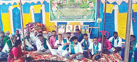 ಗುಂಡ್ಲುಪೇಟೆ ಪಟ್ಟಣದ ತಾಲೂಕು ಕಚೇರಿ ಎದುರು ಧರಣಿ ಆರಂಭಿಸಿರುವ ರೈತರು.