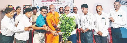 ಸಿರಗುಪ್ಪದಲ್ಲಿ ಚೈತನ್ಯ ಯುವಶಕ್ತಿ ಗ್ರಾಮೀಣಾಭಿವೃದ್ಧಿ ಸಂಸ್ಥೆಯಿಂದ ಆಯೋಜಿಸಿದ್ದ ರಾಷ್ಟ್ರೀಯ ವೈದ್ಯರ ಹಾಗೂ ಪತ್ರಿಕಾ ದಿನಾಚರಣೆ ಕಾರ್ಯಕ್ರಮವನ್ನು ಬಸವ ಭೂಷಣ ಸ್ವಾಮೀಜಿ ಉದ್ಘಾಟಿಸಿದರು.
