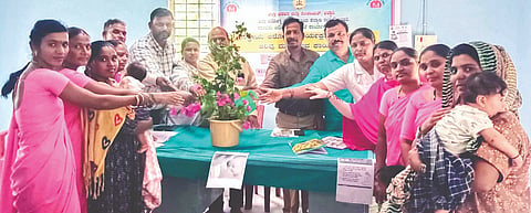 ರಾರಾವಿ ಪ್ರಾಥಮಿಕ ಆರೋಗ್ಯ ಕೇಂದ್ರದಲ್ಲಿ ವಿಶ್ವ ಸ್ತನ್ಯಪಾನ ಸಪ್ತಾಹ ಕಾರ್ಯಕ್ರಮವನ್ನು ಕ್ಷೇತ್ರ ಆರೋಗ್ಯ ಶಿಕ್ಷಣಾಧಿಕಾರಿ ಮಹಮ್ಮದ್ ಕಾಸಿಂ ಉದ್ಘಾಟಿಸಿದರು. ಆರೋಗ್ಯ ನಿರೀಕ್ಷಣಾಧಿಕಾರಿಗಳಾದ ಪಂಪಾಪತಿ, ಬಸಯ್ಯ, ಮಹಮದ್ ಆರೀಫ್, ಪ್ರಯೋಗಶಾಲ ತಂತ್ರಜ್ಞ ವೇಣುಗೋಪಾಲ್ ರೆಡ್ಡಿ ಇತರರಿದ್ದರು.