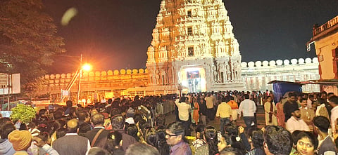 ಶ್ರೀರಂಗಪಟ್ಟಣದ ಶ್ರೀರಂಗನಾಥ ಸ್ವಾಮಿ ದರ್ಶನಕ್ಕೆ ಆಗಮಿಸಿದ್ದ ಭಕ್ತರು.