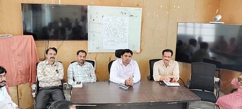 meeting ಶ್ರೀನಿವಾಸಪುರದ ತಾಪಂ ಕಾರ್ಯಾಲಯದಲ್ಲಿ ಹಮ್ಮಿಕೊಂಡಿದ್ದ ಪಂಚಾಯಿತಿ ಅಭಿವೃದ್ಧಿ ಅಧಿಕಾರಿಗಳ ಸಭೆಯಲ್ಲಿ ಸ್ವಚ್ಛ ಭಾರತ ಜಿಲ್ಲಾ ಸಂಯೋಜಕ ಜಗದೀಶ್​, ಎಇಇ ಸುರೇಶ, ತಾಪಂ ವ್ಯವಸ್ಥಾಪಕ ಮಂಜುನಾಥ್​ ಪಂಚಾಯಿತಿ ಅಭಿವೃದ್ಧಿ ಅಧಿಕಾರಿಗಳು, ಕಾರ್ಯದರ್ಶಿಗಳು ಇದ್ದರು.