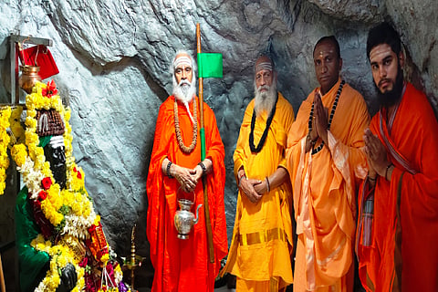 ಬುಕ್ಕಾಂಬುದಿ ಗ್ರಾಮದ ಬೆಟ್ಟದ ಮೇಲಿನ ಗವಿಯಲ್ಲಿ ನೆಲೆಸಿರುವ ಉಜ್ಜಯಿನಿ ಲಿಂಗೈಕ್ಯ ಶ್ರೀಸಿದ್ಧಲಿಂಗ ಜಗದ್ಗುರುಗಳ ಮಂಗಲ ಮೂರ್ತಿಗೆ ಬಾಳೆಹೊನ್ನೂರು ಶ್ರೀರಂಭಾಪುರಿ ಡಾ.ವೀರಸೋಮೇಶ್ವರ ಜಗದ್ಗುರುಗಳು ವಿಶೇಷ ಪೂಜೆ ಸಲ್ಲಿಸಿದರು. ವಿವಿಧ ಮಠಾಧೀಶರು ಇದ್ದರು.