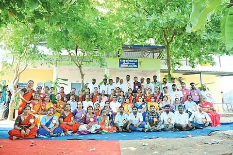 ತರೀಕೆರೆ ಕಂಬದಬೀದಿ ಸರ್ಕಾರಿ ಶಾಲೆ ಹಳೇ ವಿದ್ಯಾರ್ಥಿಗಳಿಂದ ಆಯೋಜಿಸಿದ್ದ ಗುರುವಂದನಾ ಕಾರ್ಯಕ್ರಮದಲ್ಲಿ ಶಿಕ್ಷಕರನ್ನು ಸನ್ಮಾನಿಸಲಾಯಿತು. ಎಂ.ಬಿ.ರಾಮಚಂದ್ರಪ್ಪ, ಬಿ.ಎಂ.ಮುರುಗೇಶಪ್ಪ, ಕೆಂಚಪ್ಪ, ಶಿವಣ್ಣ, ಕಮಲಮ್ಮ, ವಿಶಾಲಾಕ್ಷಮ್ಮ ಇತರರಿದ್ದರು. 