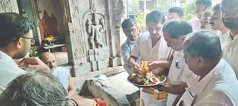 ಅಯೋಧ್ಯೆ ರಾಮಮಂದಿರದಲ್ಲಿ ಅಕ್ರಮಗಳನ್ನು ಮಾಡಿರುವವರಿಗೆ ಶಿಗಾಗಿ ಪ್ರಾರ್ಥಿಸಿ ತೀರ್ಥಹಳ್ಳಿ ಪಟ್ಟಣದ ಕೋದಂಡರಾಮ ದೇವಸ್ಥಾನದಲ್ಲಿ ಮಾಜಿ ಸಚಿವ ಕಿಮ್ಮನೆ ರತ್ನಾಕರ್​ ಪೂಜೆ ಸಲ್ಲಿಸಿದರು. ಜಿ.ಎಸ್​.ನಾರಾಯಣ ರಾವ್​, ಕೆಸ್ತೂರು ಮಂಜುನಾಥ್​, ಬಿ.ಕೆ.ವಾದಿರಾಜ್​ ಇದ್ದರು.