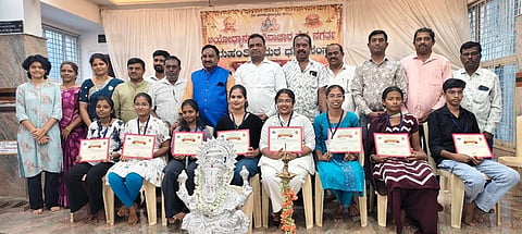 ವಿಜಯಪುರ ಶ್ರೀ ನಗರೇಶ್ವರ ಪ್ರಾರ್ಥನಾ ಮಂದಿರದಲ್ಲಿ ಹಮ್ಮಿಕೊಂಡಿದ್ದ ಕಾರ್ಯಕ್ರಮದಲ್ಲಿ ಮಕ್ಕಳಿಗೆ ಪ್ರತಿಭಾ ಪುರಸ್ಕಾರ ನೀಡಲಾಯಿತು. ಮಹಂತಿನ ಮಠ ಧರ್ಮ ಸಂಸ್ಥೆಯ ಅಧ್ಯಕ್ಷ ಪುನೀತ್​ ಶಿವಕುಮಾರ್​, ಎಎಸ್​ವಿಎನ್​ವಿ ಸಂಘದ ರವೀಂದ್ರ, ಹರಿಹರ ದಾಸೋಹ ಸಮಿತಿ ಪದಾಧಿಕಾರಿ ಎನ್​.ರುದ್ರಮೂರ್ತಿ, ಕೋರಮಂಗಲ ರುದ್ರಪ್ಪ ಟ್ರಸ್ಟ್​ ಅಧ್ಯಕ್ಷ ಸಿ.ಭಾಸ್ಕರ್​ ಇದ್ದರು.