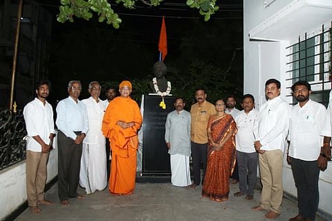 ಬಳ್ಳಾರಿಯಲ್ಲಿ ಆಯೋಜಿಸಿದ್ದ ವಿವೇಕ ಮಂಟಪ ಉಪನ್ಯಾಸ ಮಾಲಿಕೆಯಲ್ಲಿ ವಿವೇಕಾನಂದ ಪುತ್ಥಳಿಗೆ ಹೂ ಮಾಲೆ ಹಾಕಿ ಉದ್ಘಾಟಿಸಲಾಯಿತು. ನಿರ್ಭಯಾನಂದ ಸರಸ್ವತಿ ಸ್ವಾಮೀಜಿ, ನಿ.ಉಪನ್ಯಾಸಕ ಎನ್.ಬಸವರಾಜ, ವಿವೇಕ ಮಂಟಪದ ಸಂಯೋಜಕ ಪ್ರಭುದೇವ ಕಪ್ಪಗಲ್ಲು, ಸಿಎ ಸಿ.ಎರ‌್ರಿಸ್ವಾಮಿ, ಅಡವಿಸ್ವಾಮಿ ಇತರರಿದ್ದರು.