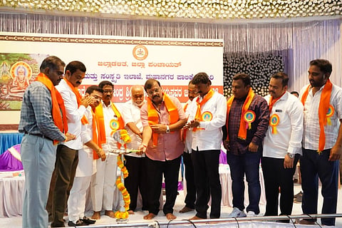 ಬಳ್ಳಾರಿಯ ಬಲಿಜ ಭವನದಲ್ಲಿ ಆಯೋಜಿಸಿದ್ದ ಯೋಗಿ ನಾರೇಯಣ ಯತೀಂದ್ರ ಶ್ರೀಕೈವಾರ ತಾತಯ್ಯ ಜಯಂತಿ ಕಾರ್ಯಕ್ರಮವನ್ನು ಮೇಯರ್ ಪಿ.ಗಾದೆಪ್ಪ ಉದ್ಘಾಟಿಸಿದರು. ನಿ.ಶಿಕ್ಷಕ ಕೆ.ಬಿ.ಸಿದ್ದಲಿಂಗಪ್ಪ,  ಬಲಿಜ ಸಂಘದ ಜಿಲ್ಲಾಧ್ಯಕ್ಷ ಕೆ.ರಮೇಶ್ ಬುಜ್ಜಿ, ಕನ್ನಡ ಮತ್ತು ಸಂಸ್ಕೃತಿ ಇಲಾಖೆಯ ಸಹಾಯಕ ನಿರ್ದೇಶಕ ಬಿ.ನಾಗರಾಜ್ ಇತರರಿದ್ದರು. ==
