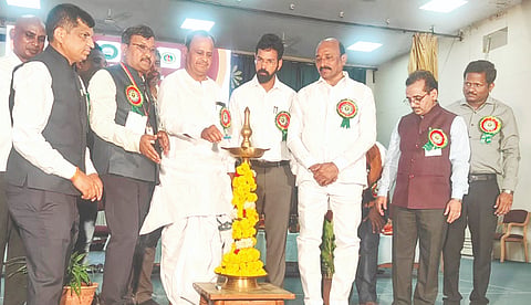 ಶಹಾಪುರ ತಾಲೂಕಿನ ಭೀ.ಗುಡಿ ಕೃಷಿ ವಿದ್ಯಾಲಯದಲ್ಲಿ ಸೋಮವಾರ ನಡೆದ ಜಿಲ್ಲಾ ಮಟ್ಟದ ವಾಣಿಜ್ಯ ಮೇಳವನ್ನು ಮಂಡಳಿ ಅಧ್ಯ ಶರಣಪ್ಪ ಸಲಾದಪುರ ಉದ್ಘಾಟಿಸಿದರು. ಜಿಪಂ ಸಿಇಒ ಲವೀಶ್​ ಒರ್ಡಿಯಾ, ಶಾಮರಾವ್​ ಜಹಾಗೀರದಾರ, ಕೃಷಿ ವಿಾನಿ ಡಾ.ಜಯಪ್ರಕಾಶ ನಾರಾಯಣ, ಸುನೀಲಕುಮಾರ, ರಾಜಕುಮಾರ ಇತರರಿದ್ದರು.