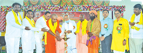 ಯಾದಗಿರಿ ಸಮೀಪದ ಶ್ರೀರಂಗಪುರ ಗ್ರಾಮದಲ್ಲಿ ಗ್ರಾಮೀಣ ಕೃಷಿ ಕಾರ್ಯಾನುಭವ ಶಿಬಿರದ ವಿದ್ಯಾರ್ಥಿಗಳೊಂದಿಗೆ ಶಿಕ್ಷಣ ನಿರ್ದೇಶಕ ಡಾ.ಗುರುರಾಜ ಸುಂಕದ ಸಂವಾದ ನಡೆಸಿದರು. ಡಾ.ಅಮರೇಗೌಡ ಎ., ಡಾ.ಶ್ಯಾಮರಾವ್ ಕುಲಕರ್ಣಿ ಇತರರಿದ್ದರು.