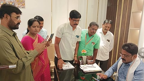 ಬಂಗಾರಪೇಟೆ census ತಾಲೂಕಿನ ಶಾಸಕರ ಕಚೇರಿಯಲ್ಲಿ ಜನಗಣತಿ ಕಾರ್ಯಕ್ರಮಕ್ಕೆ ಶಾಸಕ ಎಸ್​.ಎನ್​. ನಾರಾಯಣಸ್ವಾಮಿ ಚಾಲನೆ ನೀಡಿದರು. ತಹಸೀಲ್ದಾರ್​ ಸುಜಾತಾ, ಇಒ ರವಿಕುಮಾರ್​, ನಗರಸಭೆ ಪೌರಾಯುಕ್ತ ಸತ್ಯನಾರಾಯಣ, ಇನ್​ಸ್ಪೆಕ್ಟರ್​ ರವಿಕುಮಾರ್​ ಇದ್ದರು.