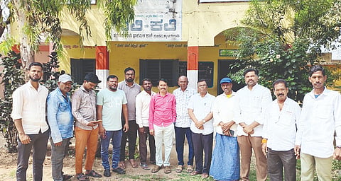 ಗಂಗಾವತಿ ಗುಂಡಮ್ಮ ಕ್ಯಾಂಪ್ ಸರ್ಕಾರಿ ಕಿರಿಯ ಪ್ರಾಥಮಿಕ ಶಾಲೆಯಲ್ಲಿ ವಾರ್ಡ್ ಮುಖಂಡರ ನೇತೃತ್ವದಲ್ಲಿ ಶಾಲಾಭಿವೃದ್ಧಿ ಸಭೆ ನಡೆಯಿತು. ಮುಖ್ಯಶಿಕ್ಷಕ ಶ್ರೀನಿವಾಸ, ಮುಖಂಡರಾದ ಮಲ್ಲಿಕಾರ್ಜುನ ಹೊಸ್ಕೇರಾ, ಎಂ.ಎಸ್.ಉಲ್ಲಾಸ್, ಆಸ್ಿ ಕೆ. ಸನ್ನಿಕ್ ಇತರರಿದ್ದರು.