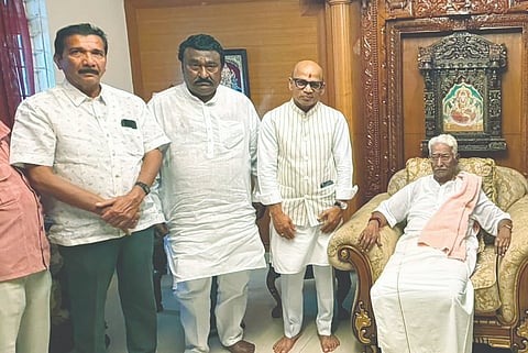 ಗಂಗಾವತಿ ಎಚ್.ಜಿ. ರಾಮುಲು ನಿವಾಸಕ್ಕೆ ಸಚಿವ ಡಾ.ಶರಣಪ್ರಕಾಶ ಪಾಟೀಲ್ ಶುಕ್ರವಾರ ಭೇಟಿ ನೀಡಿ ಚರ್ಚಿಸಿದರು. ಮಾಜಿ ಎಂಎಲ್ಸಿ ಎಚ್.ಆರ್. ಶ್ರೀನಾಥ, ಪ್ರಮುಖರಾದ ರಾಜಶೇಖರ್ ಮುಷ್ಟೂರು ಇತರರಿದ್ದರು.