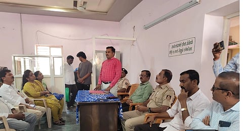 ಗಂಗಾವತಿ ತಾಲೂಕಿನ ಶ್ರೀರಾಮನಗರದಲ್ಲಿ ಸರ್ಕಾರಿ ಜಾಗ ವಶಕ್ಕಾಗಿ ಎರಡು ಗುಂಪಿನ ನಡುವೆ ವಾಗ್ವಾದ ಇತ್ಯರ್ಥಕ್ಕಾಗಿ ಗ್ರಾಪಂ ಕಚೇರಿಯಲ್ಲಿ ನಡೆದ ಸಭೆಯಲ್ಲಿ ತಾಪಂ ಇಒ ರಾಮರೆಡ್ಡಿ ಪಾಟೀಲ್ ಮಾತನಾಡಿದರು. ತಹಸೀಲ್ದಾರ್ ಯು.ನಾಗರಾಜ್, ಪ್ರಭಾರ ಪಿಐ ಪ್ರಕಾಶ ಮಾಳೆ, ಪಿಡಿಒ ನಾಗೇಶ ಕುರ್ಡಿ ಇತರರಿದ್ದರು.