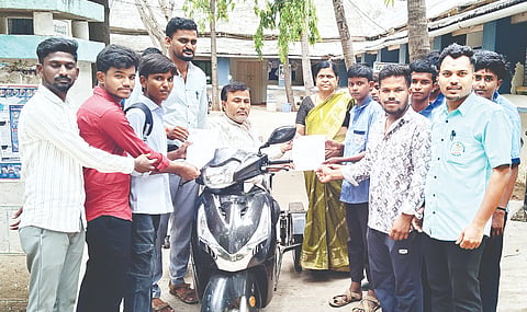 ಹಾಸ್ಟೆಲ್ ಆಯ್ಕೆ ಪಟ್ಟಿ ಪ್ರಕಟಿಸುವಂತೆ ಒತ್ತಾಯಿಸಿ ಎಸ್‌ಎ್ಐ ತಾಲೂಕು ಸಮಿತಿ ಸದಸ್ಯರು ಗಂಗಾವತಿ ತಾಪಂ ಕಚೇರಿ ವ್ಯವಸ್ಥಾಪಕ ನಜೀರ್‌ಗೆ ಶುಕ್ರವಾರ ಮನವಿ ಸಲ್ಲಿಸಿದರು. ಹಾಸ್ಟೆಲ್ ಉಪ ಸಮಿತಿ ರಾಜ್ಯ ಸಹ ಸಂಚಾಲಕ ಎಂ.ಡಿ.ಶರ್ೀ, ಪದಾಧಿಕಾರಿಗಳಾದ ಬಸಯ್ಯ ಹಿರೇಮಠ, ಯಂಕಣ್ಣ ಇತರರಿದ್ದರು.