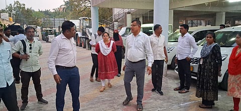 ಗಂಗಾವತಿ ನಗರಸಭೆ ಆಡಳಿತ ನಿರ್ವಹಣೆ ವಿಚಾರದಲ್ಲಿ ಹಲವು ದೂರುಗಳು ಬಂದ ಹಿನ್ನೆಲೆಯಲ್ಲಿ ಲೋಕಾಯುಕ್ತ ಅಧಿಕಾರಿಗಳ ತಂಡ ಮಂಗಳವಾರ ದಿಢೀರ್ ದಾಳಿ ನಡೆಸಿ ಸಿಬ್ಬಂದಿಯನ್ನು ವಿಚಾರಣೆಗೊಳಪಡಿಸಿತು. ಡಿವೈಎಸ್ಪಿ ಲೋಕೇಶಕುಮಾರ, ಪಿಐಗಳಾದ ಚಂದ್ರಪ್ಪ, ಶೈಲಜಾ ಪ್ಯಾಟಿ ಇತರರಿದ್ದರು.