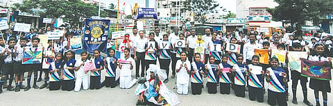 ಅಂತಾರಾಷ್ಟ್ರೀಯ ಪ್ಲಾಸ್ಟಿಕ್ ಬ್ಯಾಗ್‌ಮುಕ್ತ ದಿನ ನಿಮಿತ್ತ ಗಂಗಾವತಿ ಶ್ರೀಕೃಷ್ಣದೇವರಾಯ ವೃತ್ತದಲ್ಲಿ ಲಿಟಲ್ ಹಾರ್ಟ್ಸ್ ಶಾಲೆ ವಿದ್ಯಾರ್ಥಿಗಳಿಂದ ಜಾಗೃತಿ ಜಾಥಾ ನಡೆಯಿತು. ಶಾಲಾಡಳಿತ ಮಂಡಳಿ ಕಾರ್ಯದರ್ಶಿ ಜಗನ್ನಾಥ ಆಲ್ಲಂಪಲ್ಲಿ, ಖಜಾಂಚಿ ಚೆನ್ನುಪಾಟಿ ಪ್ರಭಾಕರ, ಮುಖ್ಯಶಿಕ್ಷಕಿ ಎಂ.ಪ್ರಿಯಾಕುಮಾರಿ ಇತರರಿದ್ದರು.