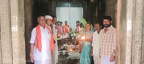ಸೋಗಿ ಗ್ರಾಮದ ಕಲ್ಲೇಶ್ವರ ದೇವಸ್ಥಾನದಲ್ಲಿ ಗ್ರಾಮಸ್ಥರು ಮಳೆಗಾಗಿ ಪ್ರಾರ್ಥಿಸಿ ಜಲಾಭಿಷೇಕ ಕೈಗೊಂಡರು. 