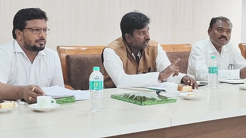   ತಿ.ನರಸೀಪುರ ಪಟ್ಟಣದ ಪುರಸಭೆ ಸಭಾಂಗಣದಲ್ಲಿ ರಾಜ್ಯ ಸಫಾಯಿ ಕರ್ಮಚಾರಿ ಆಯೋಗದ ಸದಸ್ಯ ಸಿ.ಶಂಕರ ಅಂಕನಶೆಟ್ಟಿಪುರ ಪೌರ ಕಾರ್ಮಿಕರೊಂದಿಗೆ ಸಂವಾದ ನಡೆಸಿ, ಸಮಸ್ಯೆ ಹಾಗು ಬೇಡಿಕೆಗಳ ಆಲಿಸಿ ಮಾತನಾಡಿದರು. ಟಿ.ಜೆ.ಸುರೇಶಾಚಾರ್, ಸಿ.ಶ್ರೀನಿವಾಸ್ ಇದ್ದರು.