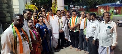 ನೂತನ ಮುಖ್ಯಮಂತ್ರಿಯಾಗಿ ಡಿ.ಕೆ.ಶಿವಕುಮಾರ್ ಅವರು ಪ್ರಮಾಣವಚನ ಸ್ವೀಕರಿಸುವ ಹಿನ್ನೆಲೆಯಲ್ಲಿ ತಿ.ನರಸೀಪುರ ಪಟ್ಟಣದ ಶ್ರೀ ಗುಂಜಾ ನರಸಿಂಹ ಸ್ವಾಮಿ ದೇವಸ್ಥಾನದಲ್ಲಿ ಕೆಪಿಸಿಸಿ ಪ.ಜಾತಿ ವಿಭಾಗದ ರಾಜ್ಯಾಧ್ಯಕ್ಷ, ಮಾಜಿ ಎಂಎಲ್ಸಿ ಆರ್.ಧರ್ಮಸೇನಾ ಕಾರ್ಯಕರ್ತರೊಂದಿಗೆ ವಿಶೇಷ ಪೂಜೆ ಸಲ್ಲಿಸಿದರು. ರಂಗನಾಥ್ ಪ್ರಸಾದ್, ಕೆ.ರಮೇಶ್, ರವಿಪ್ರಕಾಶ್, ಡಾ.ಬಿ.ಪ್ರದೀಪ್, ನಿರ್ಮಲ ರಮೇಶ್, ನಾಗರತ್ನಮ್ಮ ಇತರರು ಇದ್ದರು.