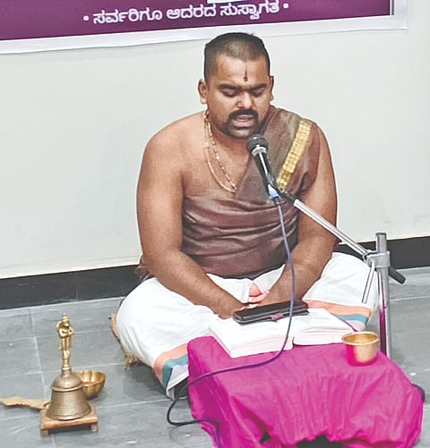 ಲೋಕಕಲ್ಯಾಣಾರ್ಥ ವಿಶ್ವ ಮಧ್ವ ಮಹಾಪರಿಷತ್​ ಕೆಂಭಾವಿಯಲ್ಲಿ ಗುರುವಾರ ಏರ್ಪಡಿಸಿದ್ದ ಶ್ರೀ ವಾಲ್ಮೀಕಿ ರಾಮಾಯಣದ ಜ್ಞಾನಸತ್ರ ಕಾರ್ಯಕ್ರಮದಲ್ಲಿ ಪಂಡಿತ ಕಿರಣ ಆಚಾರ್ಯ ಪ್ರವಚನ ನೀಡಿದರು.