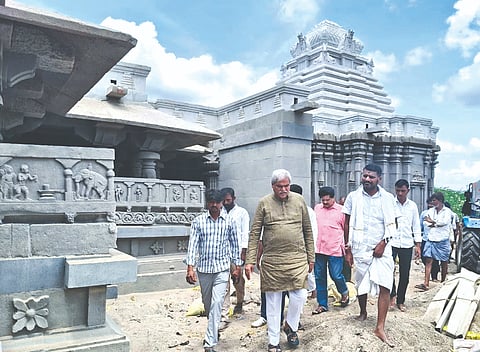 ಪುರಾತತ್ವ ಇಲಾಖೆಯಡಿ ಏವೂರ ಗ್ರಾಮದ ಸೋಮೇಶ್ವರ ದೇವಾಲಯದಲ್ಲಿ ೨.೫೦ ಕೋಟಿ ರೂ.ವೆಚ್ಚದಲ್ಲಿ ನಡೆಯುತ್ತಿರುವ ನವೀಕರಣ ಕಾಮಗಾರಿಯನ್ನು ಮಂಗಳವಾರ ಶಾಸಕ ಶರಣಬಸಪ್ಪ ದರ್ಶನಾಪುರ ಪರಿಶೀಲಿಸಿದರು. ಶಹಾಪುರ ತಾಲೂಕು ಬ್ಲಾಕ್ ಕಾಂಗ್ರೆಸ್ ಅಧ್ಯಕ್ಷ ಶಿವಮಾಹಂತ ಚಂದಾಪುರ, ಗೌಡಪ್ಪಗೌಡ ಆಲ್ದಾಳ ಇತರರಿದ್ದರು.