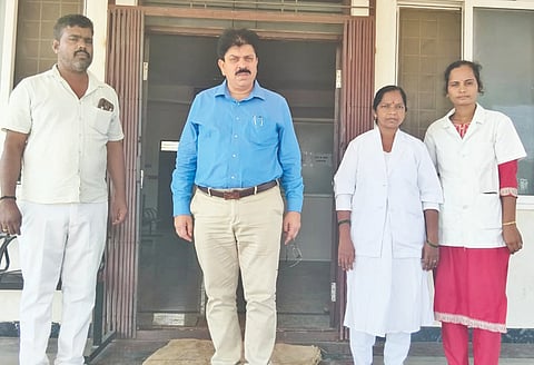 ಕೆಂಭಾವಿ ಸಮೀಪದ ನಗನೂರ ಪ್ರಾಥಮಿಕ ಆರೋಗ್ಯ ಕೇಂದ್ರಕ್ಕೆ ಡಿಎಚ್​ಒ ಡಾ.ಮಹೇಶ ಬಿರಾದಾರ ಶುಕ್ರವಾರ ಭೇಟಿ ನೀಡಿ ಪರಿಶೀಲಿಸಿದರು. ರತ್ನಮ್ಮ ಕಂದಳ್ಳಿ, ಉಮಾ, ಪ್ರಕಾಶ ಬಿರಾದಾರ ಇದ್ದರು. 
