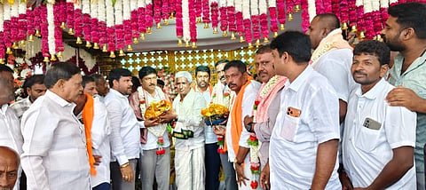 ಕೋಲಾರ ಹೊರವಲಯದ ರಾಷ್ಟ್ರೀಯ ಹೆದ್ದಾರಿ ಪಕ್ಕದಲ್ಲಿ ನೂತನವಾಗಿ ನಿರ್ಮಿಸಲಾಗಿರುವ ಕೋಲಾರಮ್ಮ ಹೂವಿನ ಮಾರುಕಟ್ಟೆಯನ್ನು ಶಾಸಕ ಕೊತ್ತೂರು ಜಿ. ಮಂಜುನಾಥ್​ ಉದ್ಘಾಟಿಸಿದರು. ಎಂಎಲ್ಸಿ ಎಂ.ಎಲ್​. ಅನಿಲ್​ ಕುಮಾರ್​, ಡಿಐಜಿಪಿ ಡಿ. ದೇವರಾಜ್​, ಮಾಜಿ ಸಚಿವ ವರ್ತೂರು ಪ್ರಕಾಶ್​ ಇದ್ದರು.