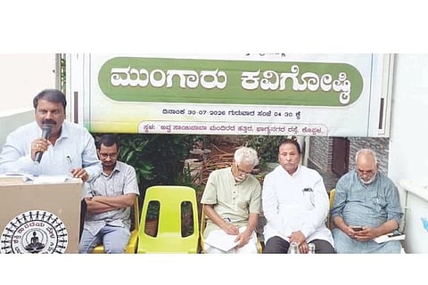 ಭಾಗ್ಯನಗರದಲ್ಲಿ ಆಯೋಜಿಸಿದ್ದ ಮುಂಗಾರು ಕವಿಗೋಷ್ಠಿಯಲ್ಲಿ ಕನ್ನಡ ವಿವಿ ಕನ್ನಡ ಅಧ್ಯಯನ ವಿಭಾಗದ ಮುಖ್ಯಸ್ಥ ಪ್ರೊ. ವೆಂಕಟಗಿರಿ ದಳವಾಯಿ ಮಾತನಾಡಿದರು. ಹಿರಿಯ ಪರಿಸರವಾದಿ ಡಾ.ಸಂಜೀವ ಕುಲಕರ್ಣಿ, ಸಾಹಿತಿ ಡಿ.ಎಂ. ಬಡಿಗೇರ, ವಿದ್ಯಾವರ್ಧಕ ಸಂದ ಕಾರ್ಯದರ್ಶಿ ಶಂಕರ ಹಲಗತ್ತಿ ಇತರರಿದ್ದರು.