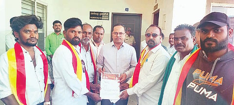 ನ್ಯಾಯಬೆಲೆ ಅಂಗಡಿಯಲ್ಲಿ ಬೆರಳಚ್ಚು ಬದಲು ಒಟಿಪಿ ಆಧರಿಸಿ ಜನರಿಗೆ ಪಡಿತರ ವಿತರಿಸುಂತೆ ಒತ್ತಾಯಿಸಿ ಕರ್ನಾಟಕ ರಕ್ಷಣಾ ವೇದಿಕೆ (ನಾರಾಯಣ ಗೌಡ ಬಣ) ಕುಡತಿನಿ ಗ್ರಾಮ ಘಟಕದಿಂದ ಬಳ್ಳಾರಿಯಲ್ಲಿ ಜಿಲ್ಲಾಧಿಕಾರಿ ಕೆ.ನಾಗೇಂದ್ರ ಪ್ರಸಾದ್ ಅವರಿಗೆ ಮನವಿ ಸಲ್ಲಿಸಲಾಯಿತು. 