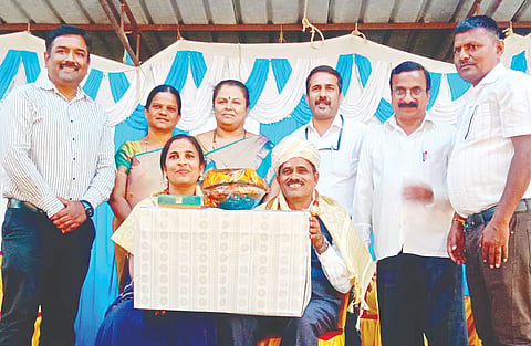 ಹೆಡತಲೆ ಗ್ರಾಮದ ಸರ್ಕಾರಿ ಶಾಲೆಯ ಮುಖ್ಯ ಶಿಕ್ಷಕ ಬೆಳ್ಳೇಗೌಡ ನಿವೃತ್ತಿ ಹಿನ್ನೆಲೆ ಬೀಳ್ಕೊಡುಗೆ ಸಮಾರಂಭವನ್ನು ಆಯೋಜಿಸಲಾಗಿತ್ತು. ಎಸ್‌ಡಿಎಂಸಿ ಅಧ್ಯಕ್ಷ ಮಹೇಶ್, ಮಹದೇವ ನಾಯಕ, ಸಂಪತ್ತು, ಕೃಷ್ಣನಾಯಕ ಇತರರು ಇದ್ದರು.