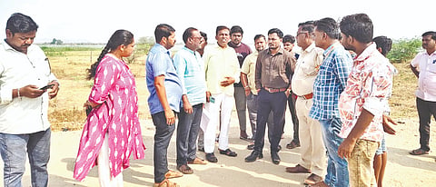 ಯಾದಗಿರಿ ವಾರ್ಡ್​ 11ರ ಆಶ್ರಯ ಕಾಲನಿಗೆ ನಗರಸಭೆ ಪೌರಾಯುಕ್ತ ಉಮೇಶ ಚವ್ಹಾಣ್​ ಶನಿವಾರ ಭೇಟಿ ನೀಡಿ ಪರಿಶೀಲಿಸಿದರು. ಡಾ.ಎಸ್​.ಎಸ್​.ನಾಯಕ, ಉಮೇಶ ಮುದ್ನಾಳ್​, ಶರಣಮ್ಮ, ನಿಜಾಮುದ್ದಿನ್​, ಭೀಮಾಶಂಕರ, ಪವನ್​, ಮಾರೆಪ್ಪ, ಬಸವರಾಜ ಇತರರಿದ್ದರು.