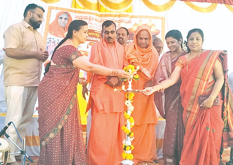 ಯಾದಗಿರಿಯ ದಾಸಬಾಳಧೀಶ್ವರ ಮಠದಲ್ಲಿ ಗುರುವಾರ ನಡೆದ ಧರ್ಮಸಭೆಯನ್ನು ರುಕ್ಮಾಪುರದ ಶ್ರೀಗಳು, ವೀರೇಶ್ವರ ಶ್ರೀಗಳು ಉದ್ಘಾಟಿಸಿದರು. ನಾಗರತ್ನ ಕುಪ್ಪಿ, ಮಂಜುಳಾ ಗೂಳಿ, ಡಾ.ಅಮೋ ಸಿದ್ದೇಶ್ವರ  ಇತರರಿದ್ದರು.