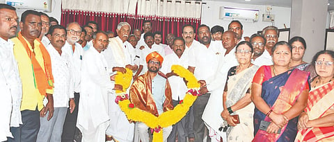 ಯಾದಗಿರಿಯಲ್ಲಿ ಭಾನುವಾರ ಸಂಜೆ ಆಯೋಜಿಸಿದ್ದ ಕಾರ್ಯಕ್ರಮದಲ್ಲಿ ಅಖಿಲ ಭಾರತ ವೀರಶೈವ ಮಹಾಸಭಾದ ರಾಷ್ಟ್ರೀಯ ಯುವ ಟಕ ಉಪಾಧ್ಯಕ್ಷ ಮಹೇಶರಡ್ಡಿ ಮುದ್ನಾಳ್​ ಅವರನ್ನು ಸನ್ಮಾನಿಸಲಾಯಿತು. ಶರಣಗೌಡ ಬಾಡಿಯಾಳ,ಸಿದ್ದಪ್ಪ ಹೊಟ್ಟಿ, ಮಹಾದೇವ ಎಲಸತ್ತಿ, ಖಂಡಪ್ಪ ದಾಸನ, ಸೋಮು ಜೈನ್​,ಮಹಾದೇವಪ್ಪ ಅಬ್ಬೆತುಮಕೂರು, ರುದ್ರಗೌಡ ಪಾಟೀಲ್​, ವಿಲಾಸ ಪಾಟೀಲ್​ ಇತರರಿದ್ದರು.